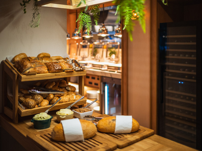 Bufet z pieczywem w restauracji hotelowej