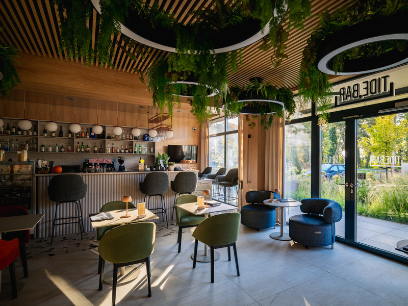 Wnętrze kawiarni w ESSENSE Baltic Resort & SPA Dziwnów