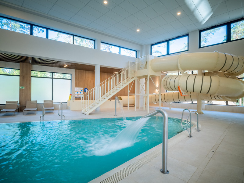 Basen ze zjeżdżalnią w ESSENSE Baltic Resort & SPA Dziwnów