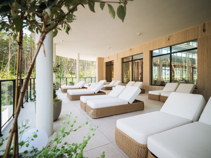 Zewnętrzny taras na basenie w ESSENSE Baltic Resort & SPA Dziwnów