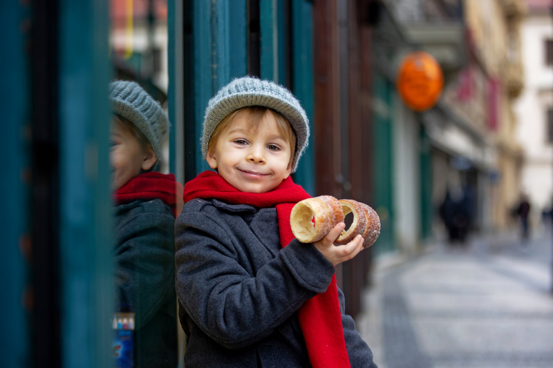 Chłopiec jedzący trdelnik