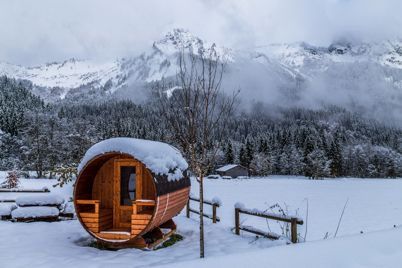 Drewniana sauna na tle zimowego krajobrazu
