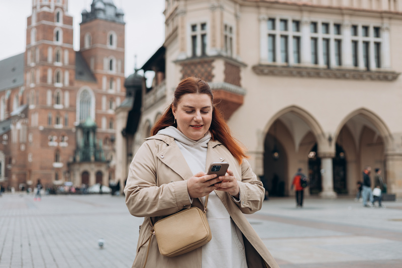 Kobieta idąca przez krakowski rynek