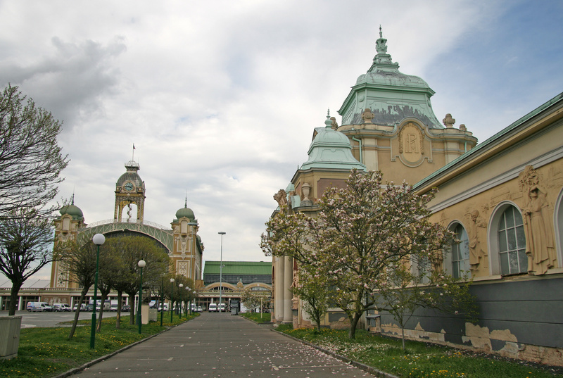 Lapidarium Muzeum Narodowego oraz Pałac Przemysłowy w praskiej dzielnicy Holešovice