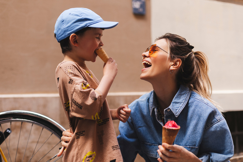 Mama z synem jedzący lody