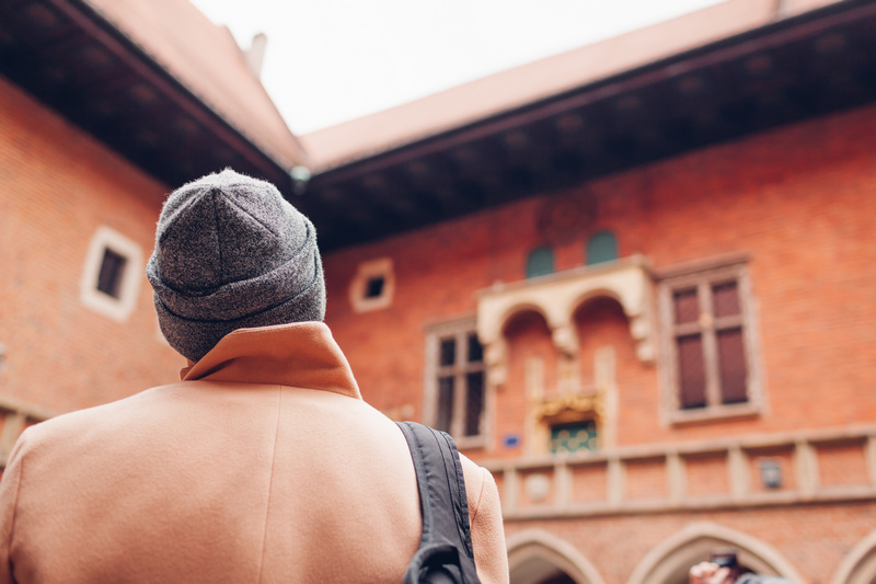 Mężczyzna podziwiający Collegium Maius Uniwersytetu Jagiellońskiego