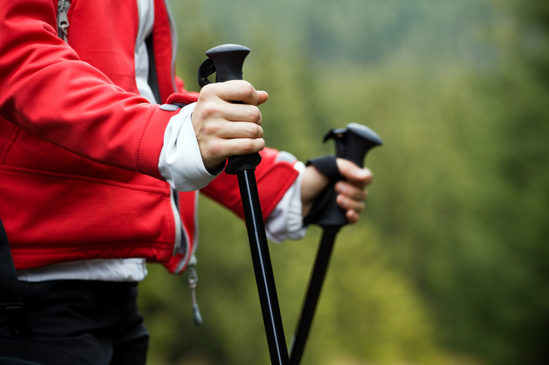 Osoba chodząca z kijkami nordic walking