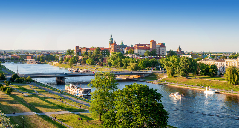 Panorama Krakowa z lotu ptaka z widokiem na Wawel, katedrę i Wisłę