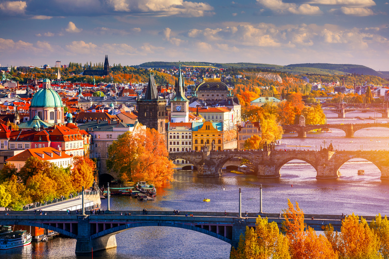 Praga i Most Karola w jesiennej aurze
