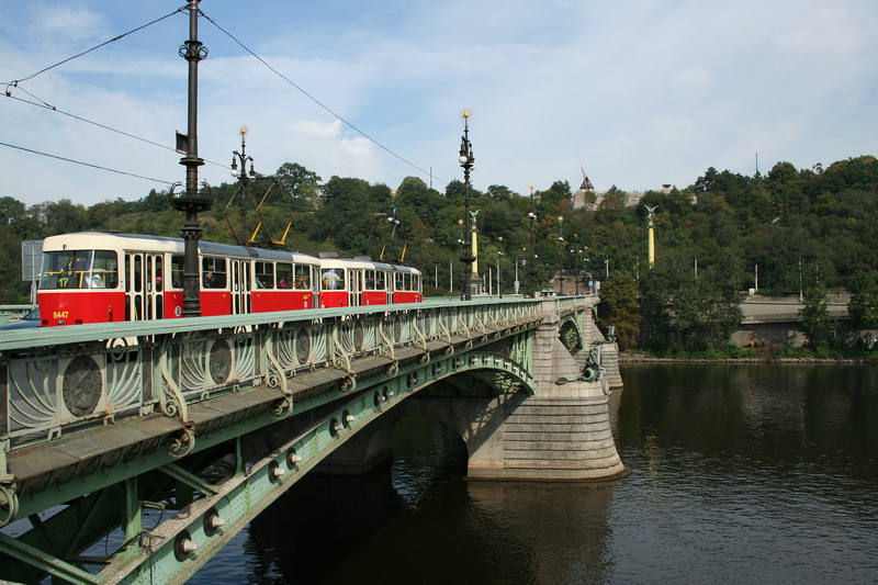 Tramwaj przejeżdżający przez most nad Wełtawą
