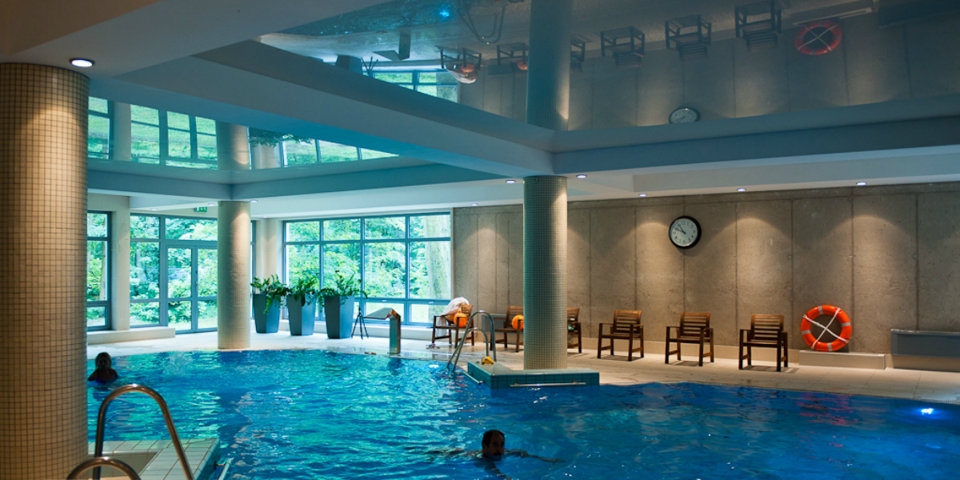 Goście mogą pływać w basenie o wymiarach 8m x 15m x 1,4m