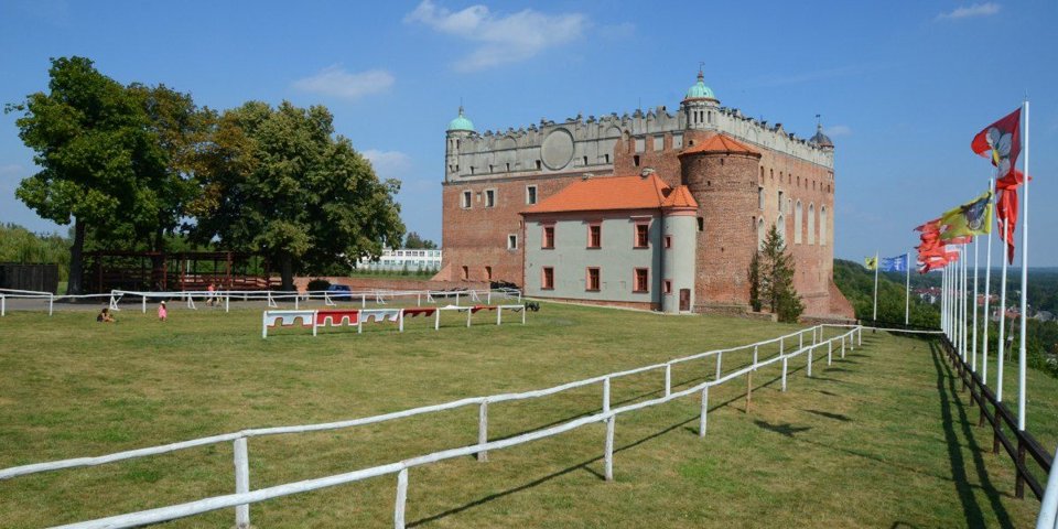 Gotycko-renesansowy zamek można zwiedzać z przewodnikiem lub indywidualnie