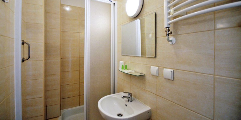 Każdy pokój dysponuje prywatna łazienką z kabiną prysznicową