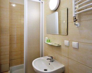 Każdy pokój dysponuje prywatna łazienką z kabiną prysznicową
