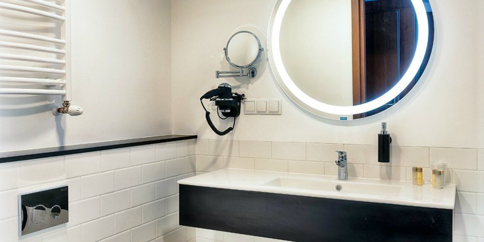Pokoje dysponują prywatną łazienką z kabiną prysznicową i suszarką do włosów