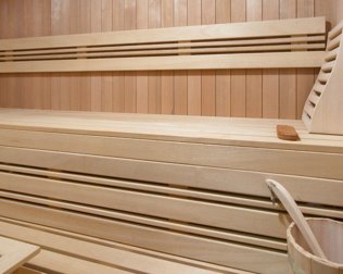 Do dyspozycji gości w apartamentowcu jest sauna fińska