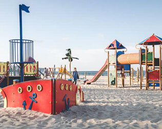 Kolejny plac zabaw w sąsiedztwie znajduje się na plaży