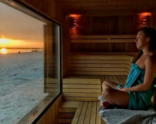 Można skorzystać z unikalnych saun z widokiem na Bałtyk na plaży tuż obok