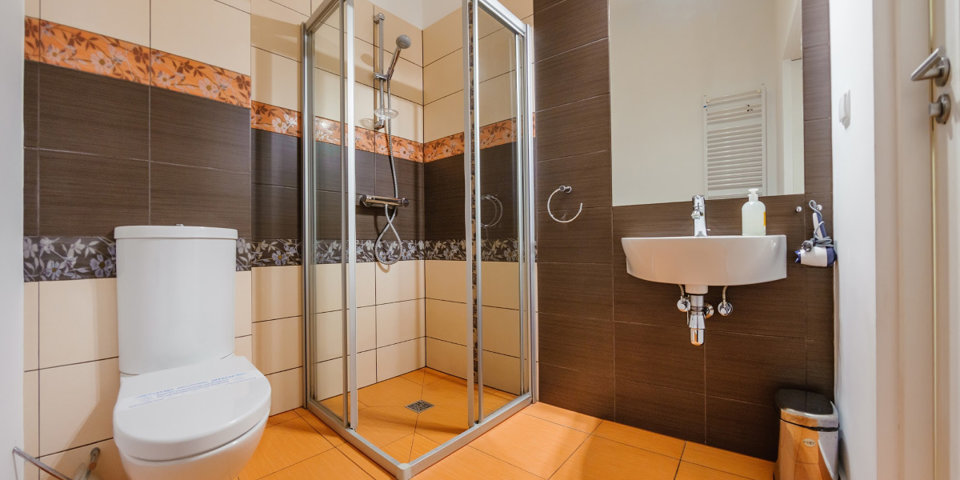Każdy apartament posiada prywatną łazienkę z kabiną prysznicową