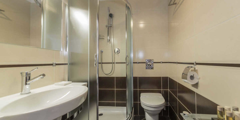 Każdy pokój dysponuje prywatną łazienką z kabiną prysznicową