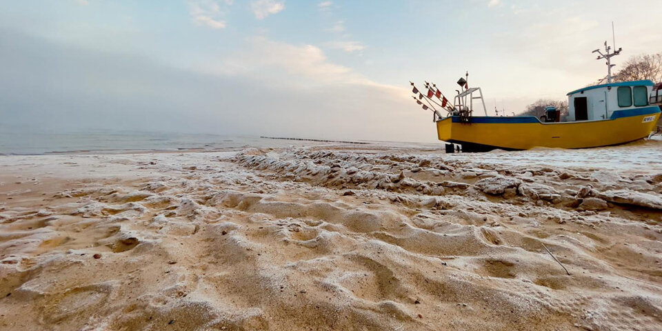Atrakcją Niechorza przez cały rok są kutry na plaży