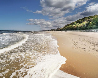 Plaża w Niechorzu jest szeroka i piaszczysta