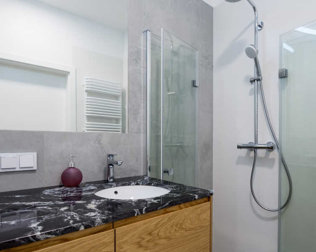 W każdym apartamencie znajduje się prywatna łazienka z kabiną prysznicową
