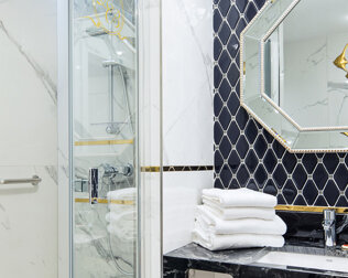 Pokoje posiadają prywatne luksusowo wykończone łazienki