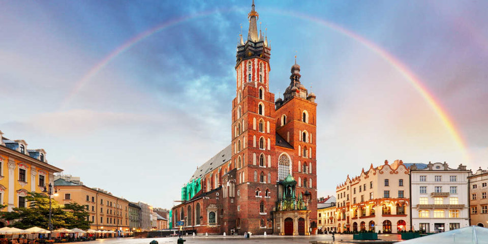 W pobliżu obiektu znajdują się główne atrakcje Krakowa, m. in Kościół Mariacki