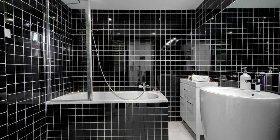 W łazienkach udostępnione są ręczniki, suszarka do włosów i niezbędne akcesoria