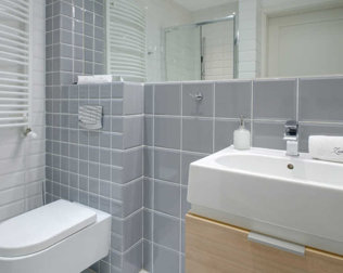 Każdy apartament ma dostęp do prywatnej łazienki z prysznicem lub wanną