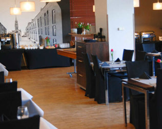 Hotelowa restauracja specjalizuje się w kuchni europejskiej i regionalnej