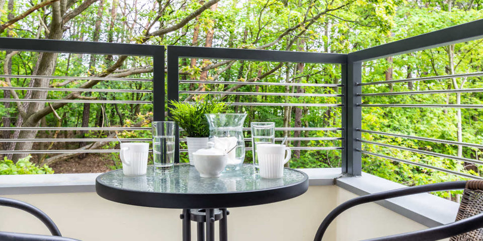 Dzięki wyjściu na balkon można rozkoszować się kawą na świeżym powietrzu