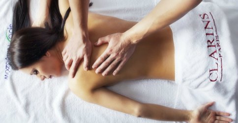 Dostępna jest tu szeroka oferta masaży i zabiegów rehabilitacyjnych