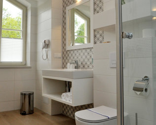 Wszystkie pokoje dysponują prywatną łazienką z prysznicem