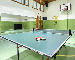 Sala sportowa umożliwia grę w kosza, siatkówkę oraz ping-ponga