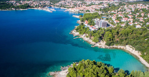 Hotel usytuowany jest nad brzegiem zatoki Morza Adriatyckiego