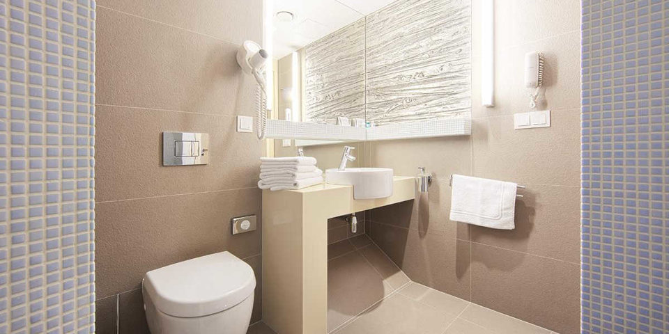 Każdy pokój posiada dostęp do prywatnej łazienki z prysznicem lub wanną