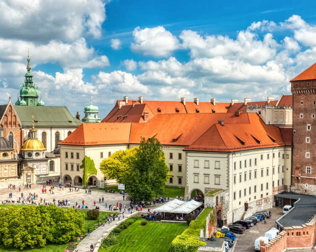 Zamek na Wawelu znajduje się w odległości 20 minutowego spaceru od hotelu