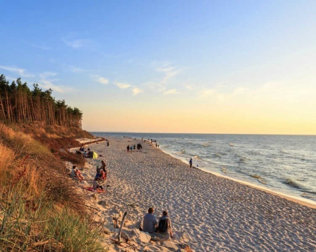 Bliskość piaszczystej plaży umożliwia miłe spędzenie czasu wśród szumu morza