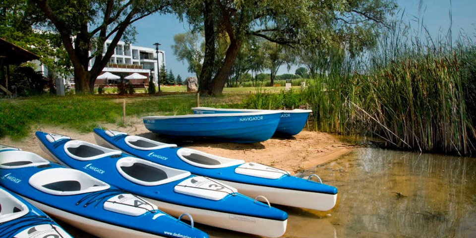 Oraz kajaków i łódek, aby miło spędzić czas na jeziorze