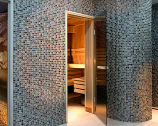 W hotelu znajduje się strefa saun (sauna parowa i sucha)