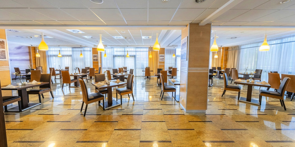 Restauracja hotelowa La Maison serwuje dania oparte na kuchni śródziemnomorskiej