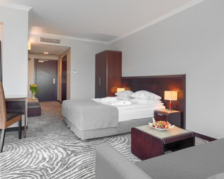 Goście mogą wypocząć w komfortowych pokojach Lux