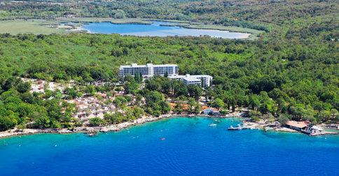 Magal Hotel by Aminess*** położony jest pośród drzew i tylko 100 m od plaży