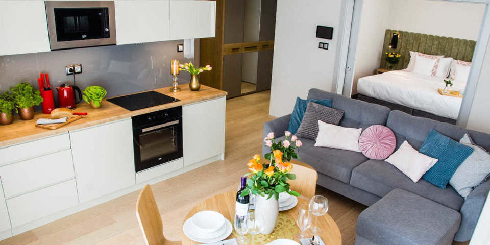 Apartament Suite składa się z sypialni, aneksu kuchennego, jadalni z salonem