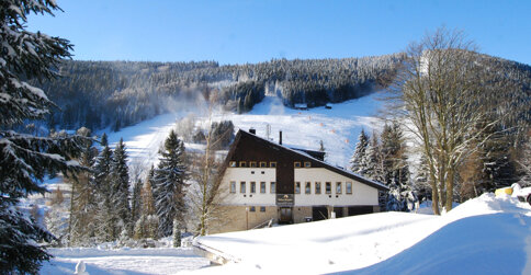 Zimą można skorzystać z okolicznych tras narciarskich