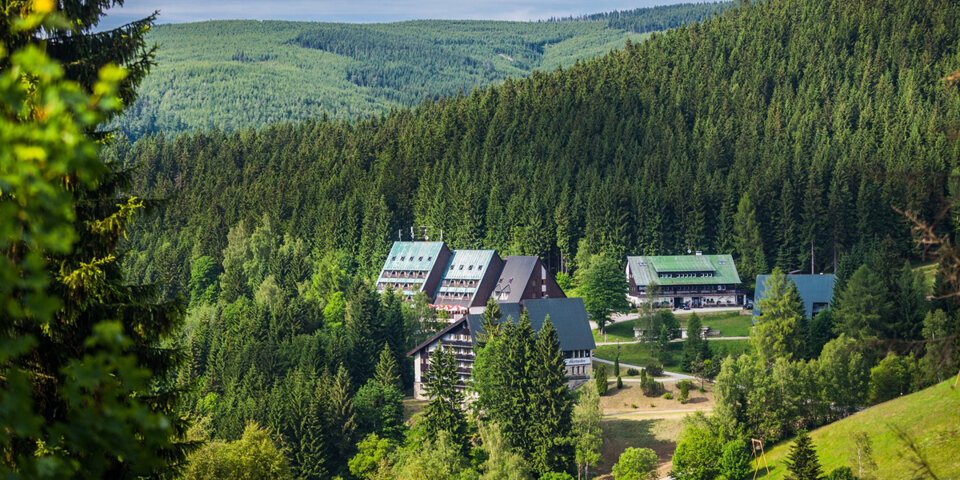 Hotel położony jest w miejscowości Harrachov w północnych Czechach