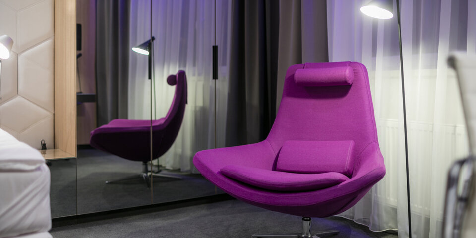 Designerski fotel jest wygodnym miejscem wypoczynku w każdym pokoju