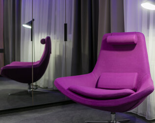 Designerski fotel jest wygodnym miejscem wypoczynku w każdym pokoju